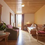 Zur Burg 3*