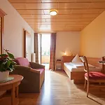 Zur Burg Πανσιόν Ewattingen