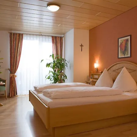 Konukevi Zur Burg 3*